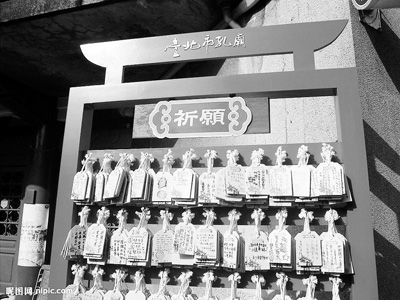 台北孔庙的祈愿架上挂满考生的祈福卡片。