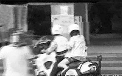 警察用重型摩托车帮走错考场的考生“赶考”。