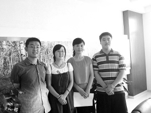 　　王玉杰(右二)有自己独特的教育方式