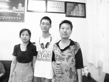 文科状元刘艺峰和父母在一起。