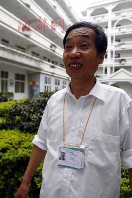 高考成绩揭晓六旬考生坦言“上线没问题”