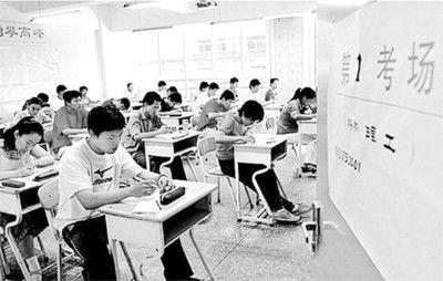 监考教师要微笑 在考场内不能穿带响的鞋