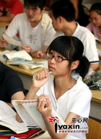 在填报报考志愿信息卡的时候同学们都很谨慎,既要考虑避免撞车,又不愿意割舍自己喜欢的学校。 在填报报考志愿信息卡的时候同学们都很谨慎,既要考虑避免撞车,又不愿意割舍自己喜欢的学校。