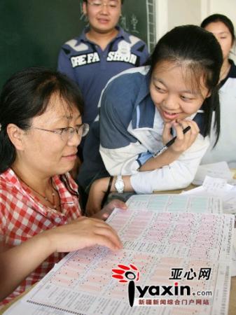 在填报报考志愿信息卡没把握的同学会主动征求老师的意见。 在填报报考志愿信息卡没把握的同学会主动征求老师的意见。