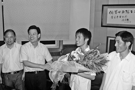 鲁迅中学沈凌波(右二)接受绍兴县教育局领导的鲜花,(右一)为他父亲 鲁迅中学沈凌波(右二)接受绍兴县教育局领导的鲜花,(右一)为他父亲