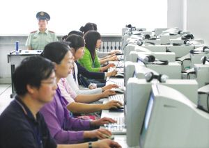 辽宁高考评卷现场：只有键盘响没有说话声