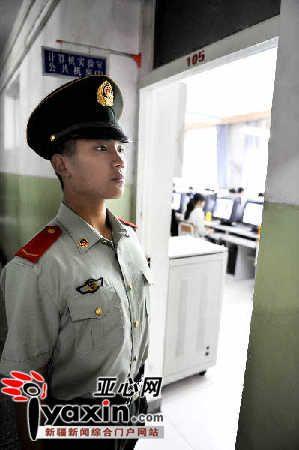 武警战士在阅卷现场执勤 武警战士在阅卷现场执勤