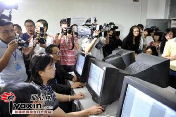 媒体记者进入阅卷现场了解阅卷过程 媒体记者进入阅卷现场了解阅卷过程