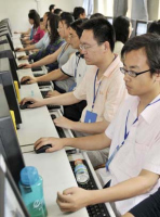 6月17日,阅卷老师在新疆师范大学数理公共机房阅卷点进行2009年普通高考网上阅卷。 6月17日,阅卷老师在新疆师范大学数理公共机房阅卷点进行2009年普通高考网上阅卷。