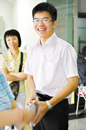 高分考生应试港大正装上阵似“见工”(图)