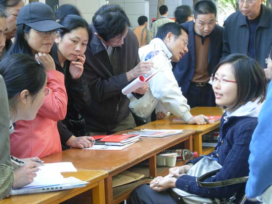 北京化工大学的高招咨询会上，众多高三家长将咨询人员围得水泄不通。北京考试报记者 郝 娜 摄
