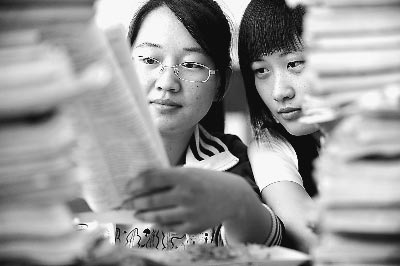 5月23日，安徽亳州市二中高三学生正紧张复习，为高考作最后冲刺。