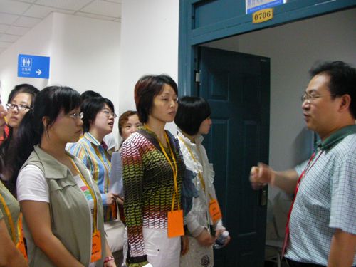 重庆76万高考卷今起评卷 家长考生探秘阅卷场