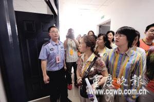 考生及考生家长代表在阅卷场了解阅卷流程 记者 史宗伟 摄 考生及考生家长代表在阅卷场了解阅卷流程 记者 史宗伟 摄