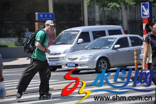车流之中滑旱冰 高考学子如此放松要不得