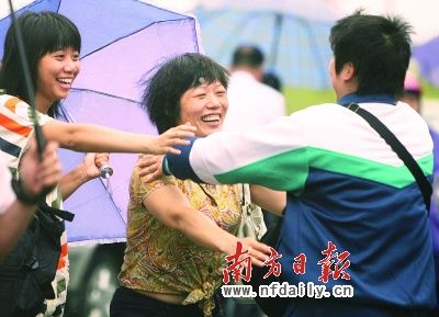 高考落幕 考生泪流满面“熊抱”带队老师(图)