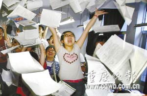 高考结束,南开中学高三·(1)班的同学们,将书本高高地抛向空中,享受暂时的放松。 记者 杨帆 摄 高考结束,南开中学高三·(1)班的同学们,将书本高高地抛向空中,享受暂时的放松。 记者 杨帆 摄