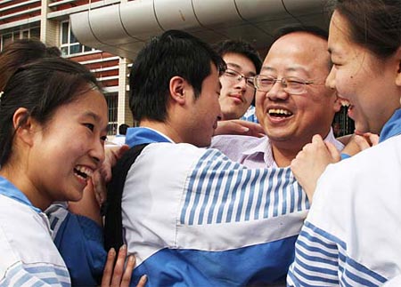 6月8日,兵团二中高三(9)班班主任黄忠华(右二)看望高考同学。当日,新疆自治区部分参加全国2009年普通高等学校招生统一考试的考生结束了所有科目的考试,进入估分、填报志愿的阶段 6月8日,兵团二中高三(9)班班主任黄忠华(右二)看望高考同学。当日,新疆自治区部分参加全国2009年普通高等学校招生统一考试的考生结束了所有科目的考试,进入估分、填报志愿的阶段