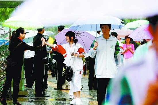 一位老师为考生击掌祝福。本报记者 饶强摄 一位老师为考生击掌祝福。本报记者 饶强摄