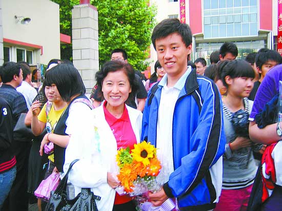 妈妈为刚刚走出考场的儿子送上鲜花。本报实习生 郭莉摄 妈妈为刚刚走出考场的儿子送上鲜花。本报实习生 郭莉摄