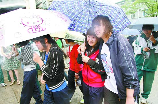 昨天,2009年全国普通高校统一招生考试伴着淅淅沥沥中雨结束,考生们走出考场。本报记者 方 非摄 昨天,2009年全国普通高校统一招生考试伴着淅淅沥沥中雨结束,考生们走出考场。本报记者 方 非摄