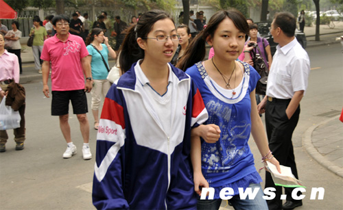 6月7日,在北京市京源中学考点参加高考的考生开始入场。当天,全国高考开始。新华网 前卫 摄 6月7日,在北京市京源中学考点参加高考的考生开始入场。当天,全国高考开始。新华网 前卫 摄