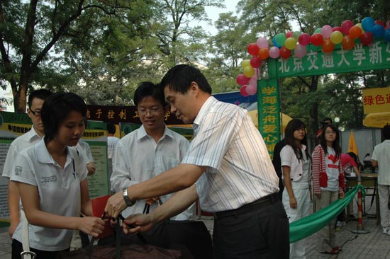 9月1日,北京交通大学本科新生报到,图为校领导为贫困生发放学习和生活用品。北京考试报记者 邱乾谋 摄 9月1日,北京交通大学本科新生报到,图为校领导为贫困生发放学习和生活用品。北京考试报记者 邱乾谋 摄