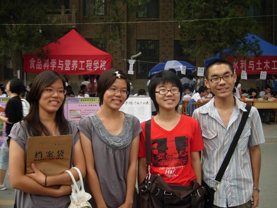 刘佳、刘双、李锦路、李锦民(从左至右) 北京考试报记者 郝 娜 摄 刘佳、刘双、李锦路、李锦民(从左至右) 北京考试报记者 郝 娜 摄