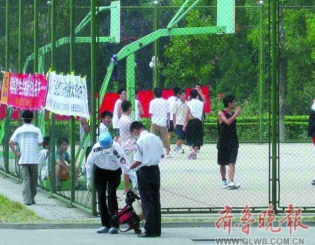 6日,两名医务人员在青岛理工大学校园内的篮球场边消毒。 崇真 摄 6日,两名医务人员在青岛理工大学校园内的篮球场边消毒。 崇真 摄