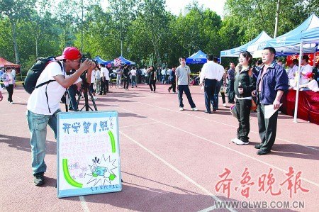 新生集中报到 摄影 李飞 刘珂珂 新生集中报到 摄影 李飞 刘珂珂