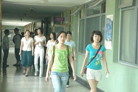 6月27日,考生参加完香港大学面试后走出考场 6月27日,考生参加完香港大学面试后走出考场
