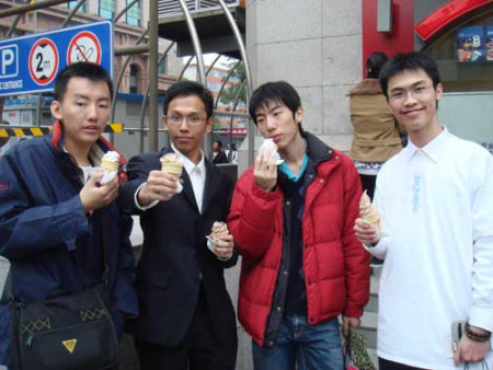 左一周凯洋,左二舒振江 左一周凯洋,左二舒振江
