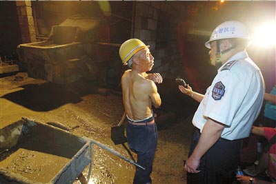 执法人员责令工人停止施工。本报记者董世彪摄 执法人员责令工人停止施工。本报记者董世彪摄