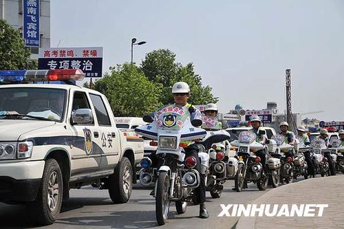安徽芜湖数十辆交警高考服务车亮相街头