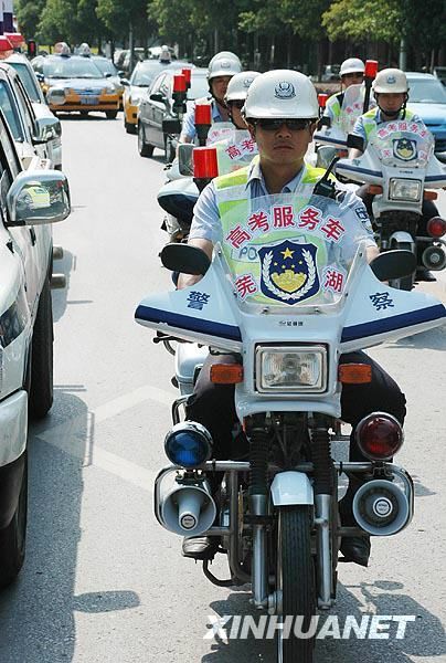 安徽芜湖数十辆交警高考服务车亮相街头
