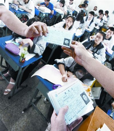 武汉均设备用考场 高考考点不安排测量体温