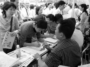 每年港澳大学的招生说明会都会吸引众多家长和学生前去咨询。(资料图片) 每年港澳大学的招生说明会都会吸引众多家长和学生前去咨询。(资料图片)