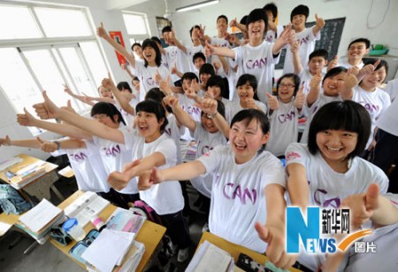 6月2日，南京市第六十六中学高三（5）班的学生穿上学校刚发的高考文化衫后在教室合影。高考临近，该校为高三年级330余名学生定做了“自信”主题高考文化衫，老师还组织他们做游戏，并确保每天的课间活动和体育课时间，让备战高考的同学们享有更多的“轻松一刻”。新华社记者 孙参 摄