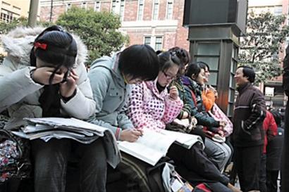 考前学生抓紧最后时间在复习 刘祥 现场图片 考前学生抓紧最后时间在复习 刘祥 现场图片