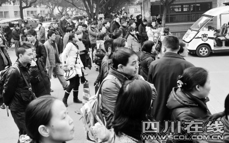 自主招生考场门口的家长 自主招生考场门口的家长