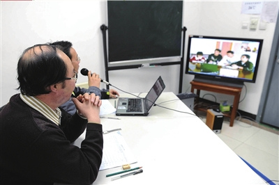 清华大学老师正通过远程网络对外地考生进行面试 清华大学老师正通过远程网络对外地考生进行面试