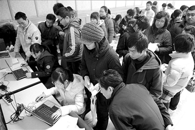 补报名的考生正在填写表格。欧阳晓菲/摄 补报名的考生正在填写表格。欧阳晓菲/摄