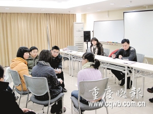 巴蜀中学的学生正在演练面试讨论 巴蜀中学的学生正在演练面试讨论