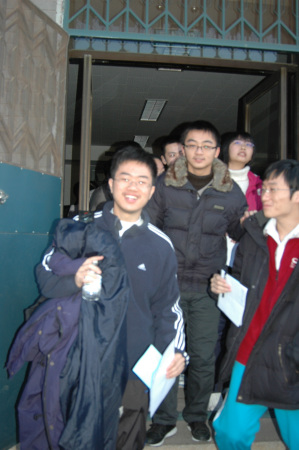北大自主招生面试在文史楼举行,图为考生考完后从考场陆续走出 北大自主招生面试在文史楼举行,图为考生考完后从考场陆续走出