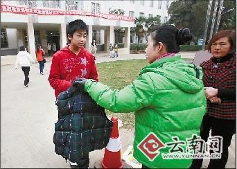 设计台词:“赶紧穿上,莫冷着!” 设计台词:“赶紧穿上,莫冷着!”