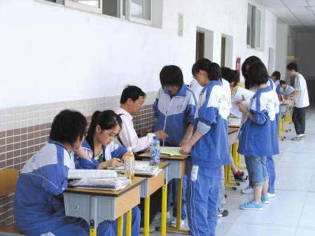 学生们探讨课业 学生们探讨课业