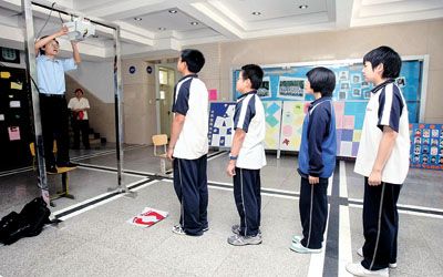 高考考点开始安装电子体温门 经过门式测体温