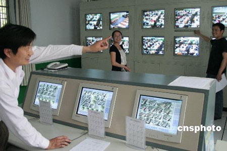 6月1日,在山东临沂第七中学,技术人员对高考考场的监控系统进行调试。 6月1日,在山东临沂第七中学,技术人员对高考考场的监控系统进行调试。
