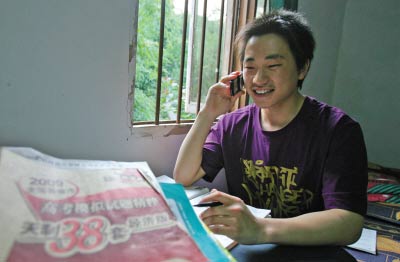 在家复习准备高考的秦丹丹 记者 徐元宾 摄 在家复习准备高考的秦丹丹 记者 徐元宾 摄