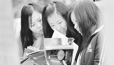 考生在查阅招生资料。郭立亮摄(人民图片) 考生在查阅招生资料。郭立亮摄(人民图片)